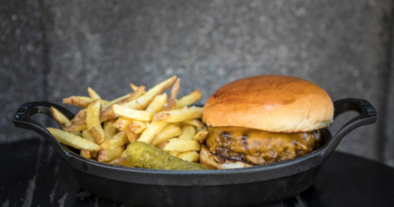 SubAstor Bar do Cofre celebra o Dia do Hambúrguer com sofisticação subterrânea