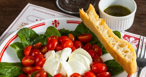 Toscana Focacceria brinda Dia dos Pais com taça de vinho