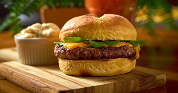 URU Mar y Parrilla celebra o Dia do Hambúrguer com sabor uruguaio