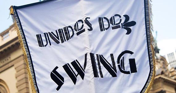 Bloco Unidos do Swing faz o seu batuque na Praça Dom José Gaspar