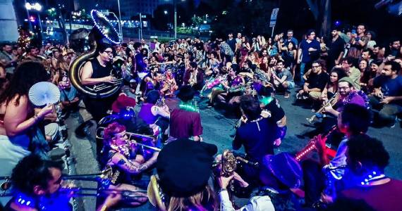 Jazz Neon: Unidos do Swing faz cortejo iluminado na Vila Itororó nesta sexta