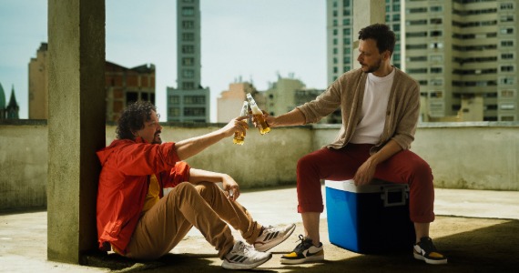 Valência estreia no IBT com reflexão sobre amizade e masculinidade Valência estreia no IBT com reflexão sobre amizade e masculinidade