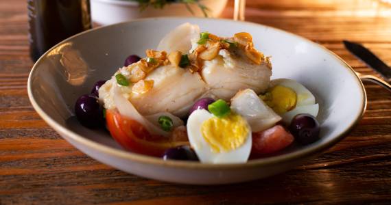 Páscoa no Shopping JK Iguatemi: Varanda Grill Destaca Menu de Bacalhau com Alta Coquetelaria e Vinhos