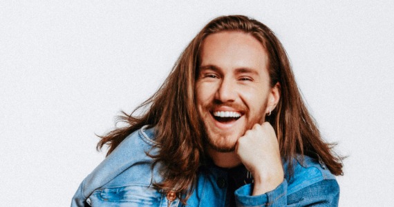 Vitor Kley leva nova turnê “As Pequenas Grandes Coisas” à Audio