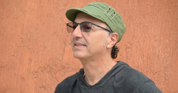 Zeca Baleiro leva show cheio de clássicos ao Sesc Guarulhos