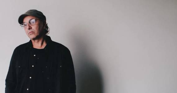 Evoé: Zeca Baleiro grava videocast ao vivo com bate-papo e música