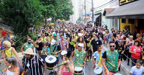 Bloco AkiÓ leva cortejos sensacionais para o carnaval de rua da zona norte Eventos BaresSP 570x300 imagem