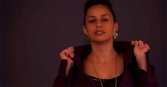 A cantora e compositora espanhola Alba Santo se apresenta no palco do Raiz Bar 