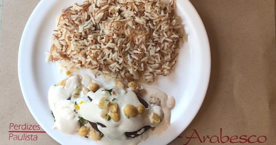 Prato árabe no Dia dos Pais com taça de vinho como cortesia