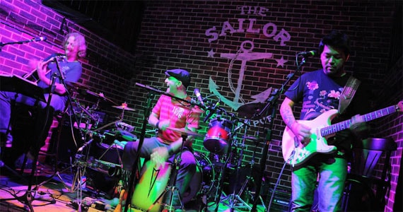 The Sailor recebe a banda Certo Diablos tocando pop rock
