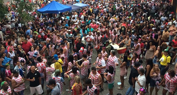 Desfile do Bloco da Banda Deco agita o Carnaval de rua