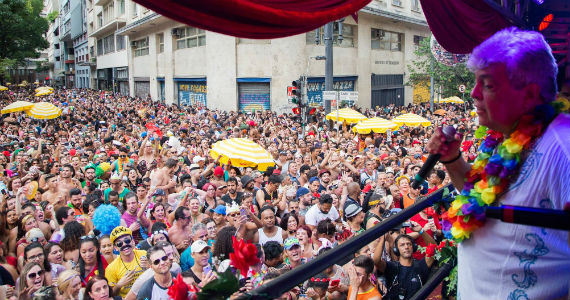 Bloco BregsNice e Sidney Magal arrasta multidão no Carnaval de rua em São Paulo Eventos BaresSP 570x300 imagem