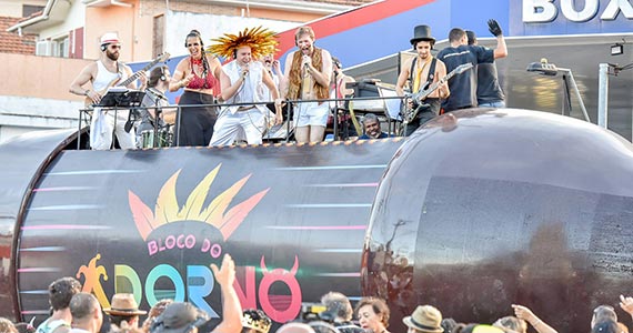 Carnaval de Rua com o Bloco do Adorno agitando o bairro da Lapa Eventos BaresSP 570x300 imagem