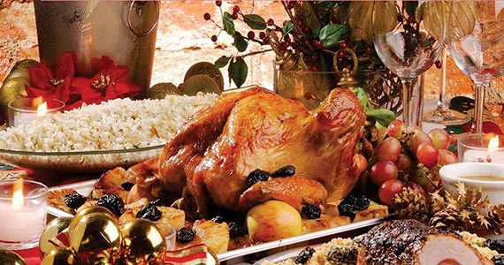 Dona Carmela separa diversas opções de ceia para o natal