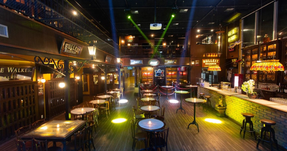 Bar Charles Edward representa a figura do bar no aniversário de SP