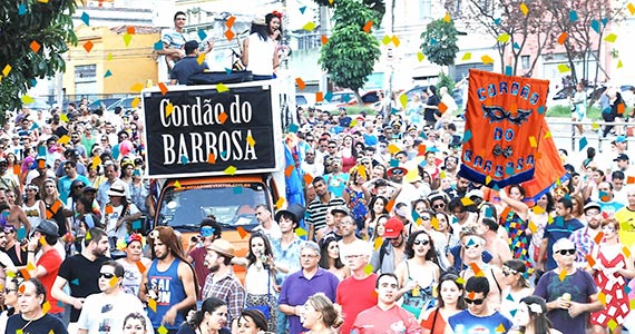 Cordão do Barbosa desfila no Carnaval da Rua Treze de Maio