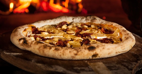Graça di Napolli dá chope aos pais que escolherem a pizza Calabrese Speciale no Dia dos Pais Eventos BaresSP 570x300 imagem