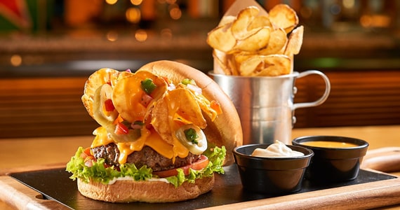 TGI Fridays promove festival com novas receitas de hambúrgueres Eventos BaresSP 570x300 imagem