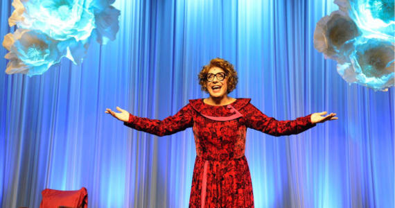Dona Lola transforma fama nas redes sociais em espetáculo teatral