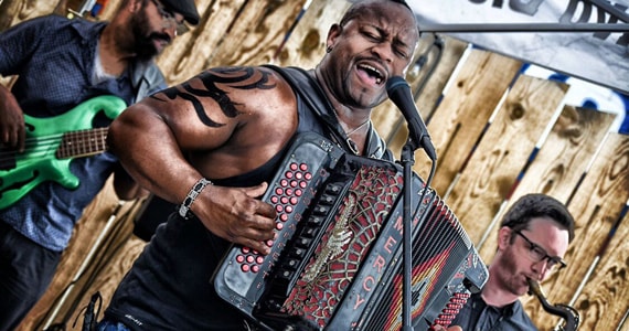 Acordeonista de New Orleans volta ao Brasil para mostrar seu Zydeco Moderno e Incendiário