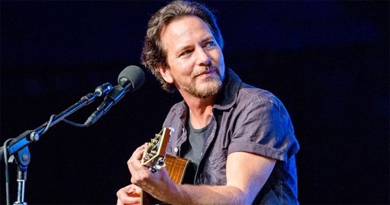 Cantor Eddie Vedder, da banda Pearl Jam faz apresentação solo no Citibank Hall SP Eventos BaresSP 570x300 imagem