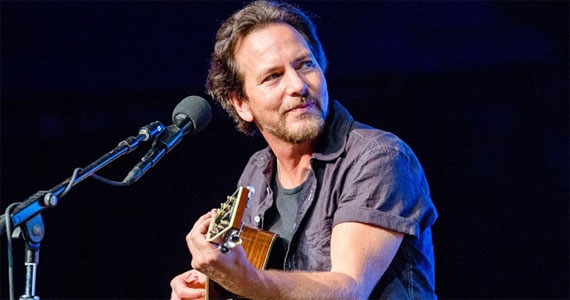 Cantor Eddie Vedder, da banda Pearl Jam faz apresentação solo no Citibank Hall SP