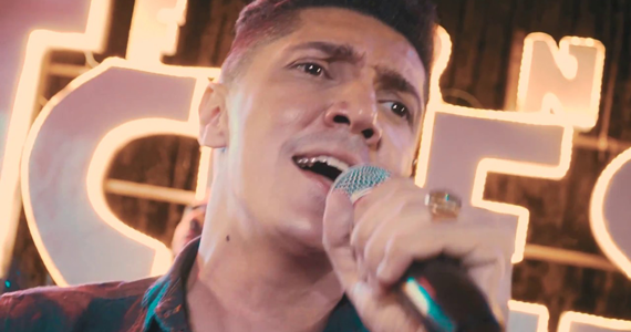 Show de Sertanejo com Fernando Tchesco no Templo Bar de Fé