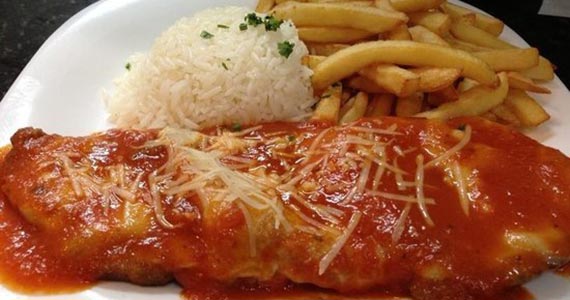 Domingo é dia de parmegiana de carne ou frango no almoço do Elidio Bar