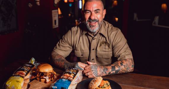 Henrique Fogaça une marcas de peso Dia Mundial do Hambúrguer no Cão Véio Vila Mariana