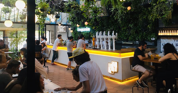 Cervejaria Hoegaarden inaugura bar em Pinheiros