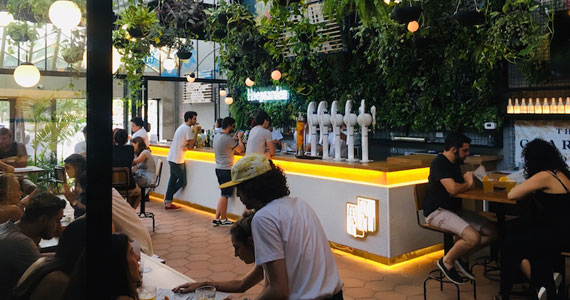 Hoegaarden inaugura espaço para relaxar e apreciar cervejas em meio ao caos urbano