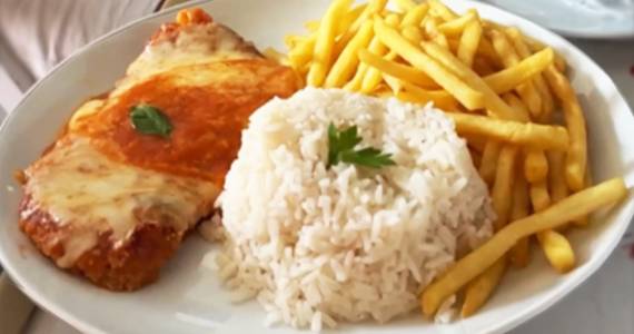 À parmegiana ganha dia especial em bar na Freguesia do Ó com acompanhamentos à vontade