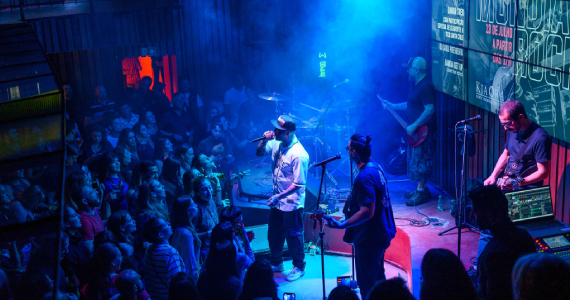 Kia Ora oferece Happy hour com Música ao vivo às Quintas-feiras