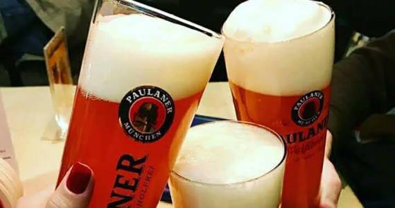 Oktoberfest no The Blue Pub tem cervejas, brindes e happy hour