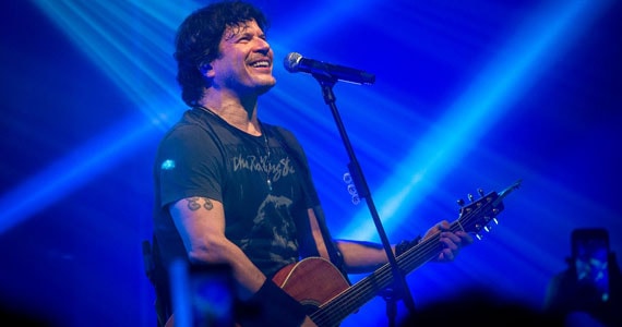 Ícone dos anos 80 o cantor  Paulo Ricardo se apresenta no palco da Over Night 