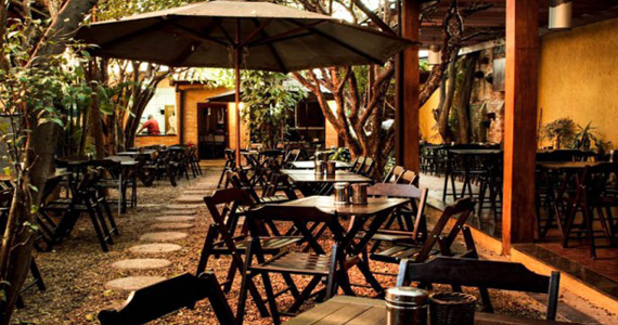 Domingo com shows de samba no Quintal do Espeto Vila Madalena