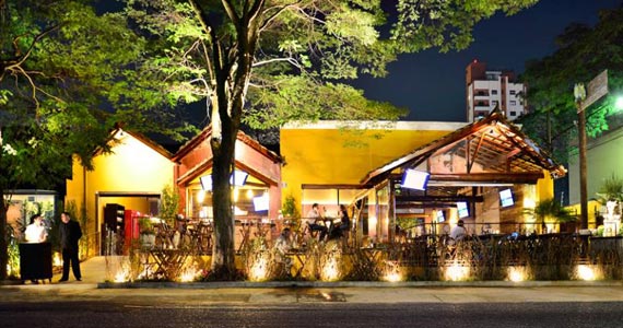 Feriado no Quintal do Espeto Moema Carinás será tomado por shows de Sertanejo