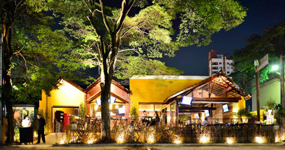 Noite de show de MPB no Quintal do Espeto Moema Pavão