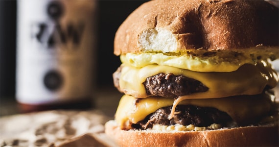 Raw Burger N Bar faz parceria com Casa Carbone para Dia do Hambúrguer