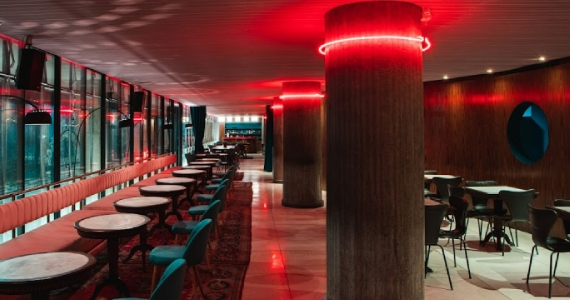 Férias no Riviera Bar