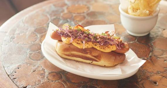 Dia do Hot Dog no Riviera Bar