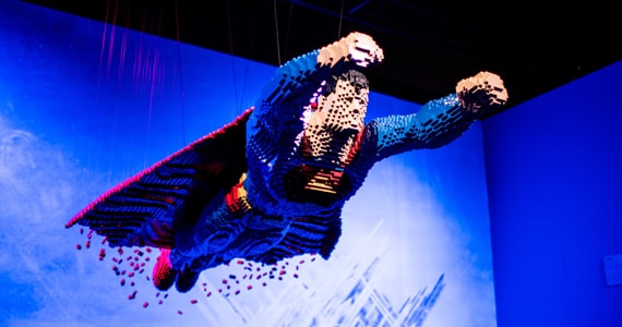 Exposição LEGO com super-heróis e vilões da DC Comics finalmente chega ao Brasil