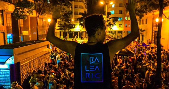 Bloco Tekno Block desfila no centro no Carnaval de rua