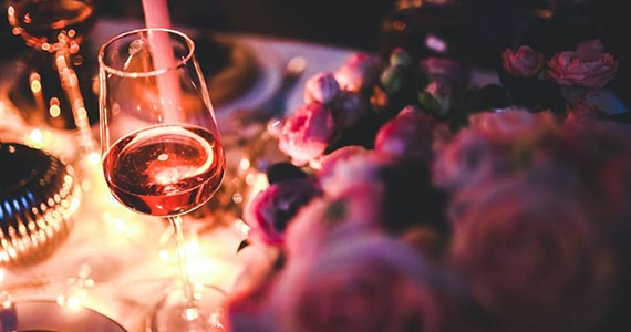 Think Pink reúne o melhor do vinho, música, moda, arte e generosidade em noite especial  Eventos BaresSP 570x300 imagem