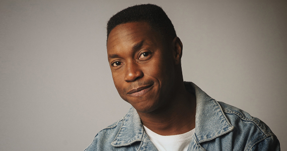 Tiago Barbosa canta Milton Nascimento no Teatro Sérgio Cardoso