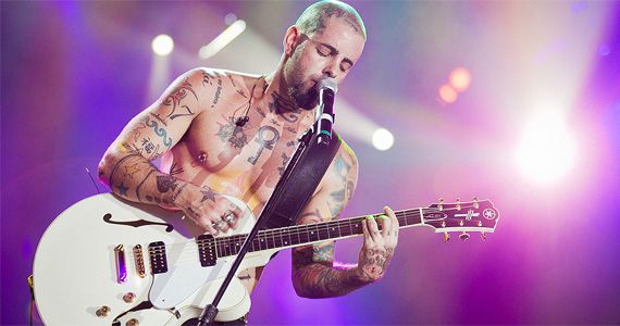 O vocalista da banda Detonautas apresenta um ensaio da sua nova turnê 