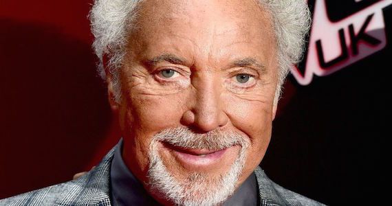 Tom Jones faz única apresentação no Brasil no palco do Citibank Hall