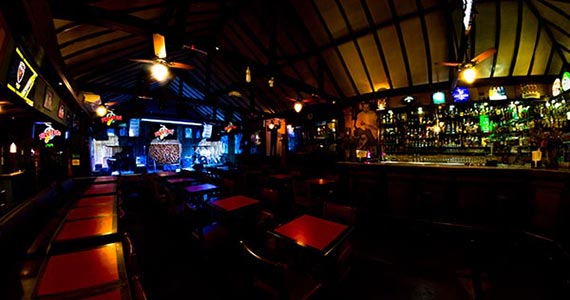 Marcela Isabelle e Banda Mr 80 animam o público no Ton Ton Jazz