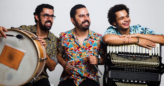 Trio Dona Zefa comanda o som na noite com o melhor do forró no Canto da Ema