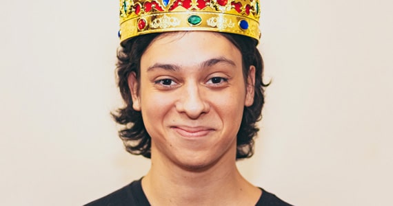 Influenciador Victor Meyniel apresenta comédia inédita no Teatro J Safra